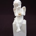 Фигурка декоративная Lefard Ангел на кубе 390-118 18 см белая